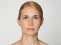 Naturalna twarz 40-latki z widocznymi oznakami czasu, ale pełna wdzięku.
