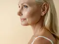 Profil dojrzałej kobiety z widocznymi zmarszczkami, które pokazują, w jakim wieku najbardziej zmieniają się rysy twarzy.