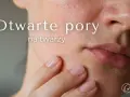 Zbliżenie na skórę twarzy z widocznymi porami. Delikatne dotknięcie palcem sugeruje troskę o oczyszczanie porów twarzy.