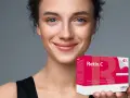 Uśmiechnięta kobieta prezentuje produkt Retix.C. Dowiedz się, retix c jak wykonać zabieg anti-aging z retinolem i witaminą C.