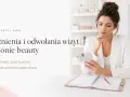 Kobieta zmartwiona przegląda telefon, na tablicy widnieje "Spóźnienia i odwołania wizyt". To inspiracja do pozytywny komentarz dla kosmetyczki.