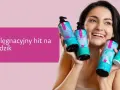 Uśmiechnięta kobieta prezentuje kosmetyki z kwasem na trądzik. Pielęgnacyjny hit dla cery problematycznej.