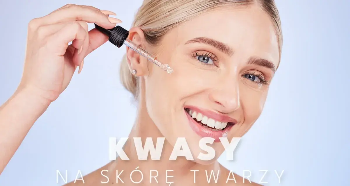Kobieta aplikuje kroplę serum z kwasami na twarz u kosmetyczki. Zabieg poprawia kondycję skóry.