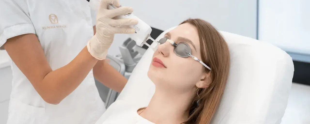 Fizykoterapia laserowa w klinice. Czas zabiegu laserem na twarz, pacjentka w okularach ochronnych.