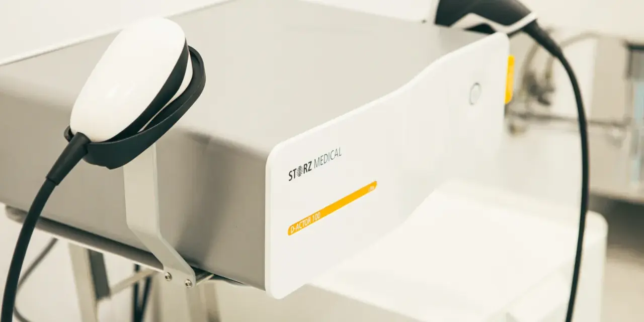Nowoczesne urządzenie Storz Medical D-Actor 100, gotowe do terapii.