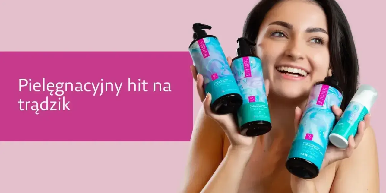 Uśmiechnięta kobieta prezentuje kosmetyki z kwasem na trądzik. Pielęgnacyjny hit dla cery problematycznej.