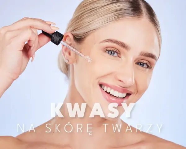Kobieta aplikuje kroplę serum z kwasami na twarz u kosmetyczki. Zabieg poprawia kondycję skóry.