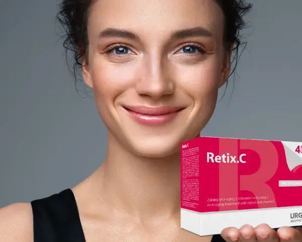 Uśmiechnięta kobieta prezentuje produkt Retix.C. Dowiedz się, retix c jak wykonać zabieg anti-aging z retinolem i witaminą C.