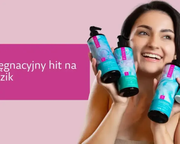 Uśmiechnięta kobieta prezentuje kosmetyki z kwasem na trądzik. Pielęgnacyjny hit dla cery problematycznej.