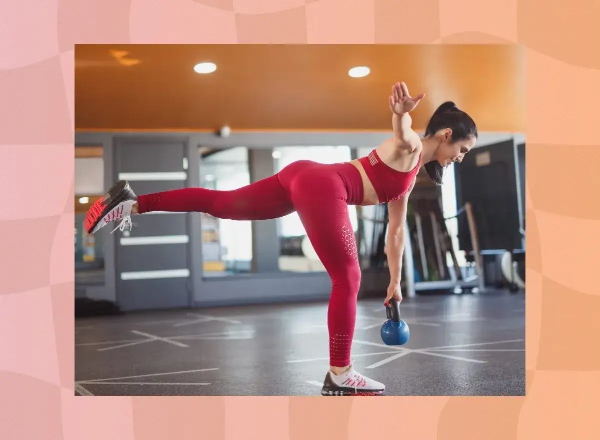 Kobieta w czerwonym stroju ćwiczy z kettlebell, unosząc jedną nogę. Widać jej zarysowane pośladki, a trening pomaga spalić tłuszcz nad pośladkami.