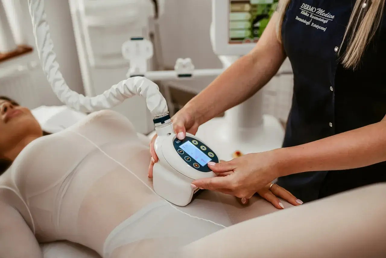 Zabieg ICOONE czy endermologia? Klientka w specjalnym stroju poddawana jest masażowi urządzeniem.